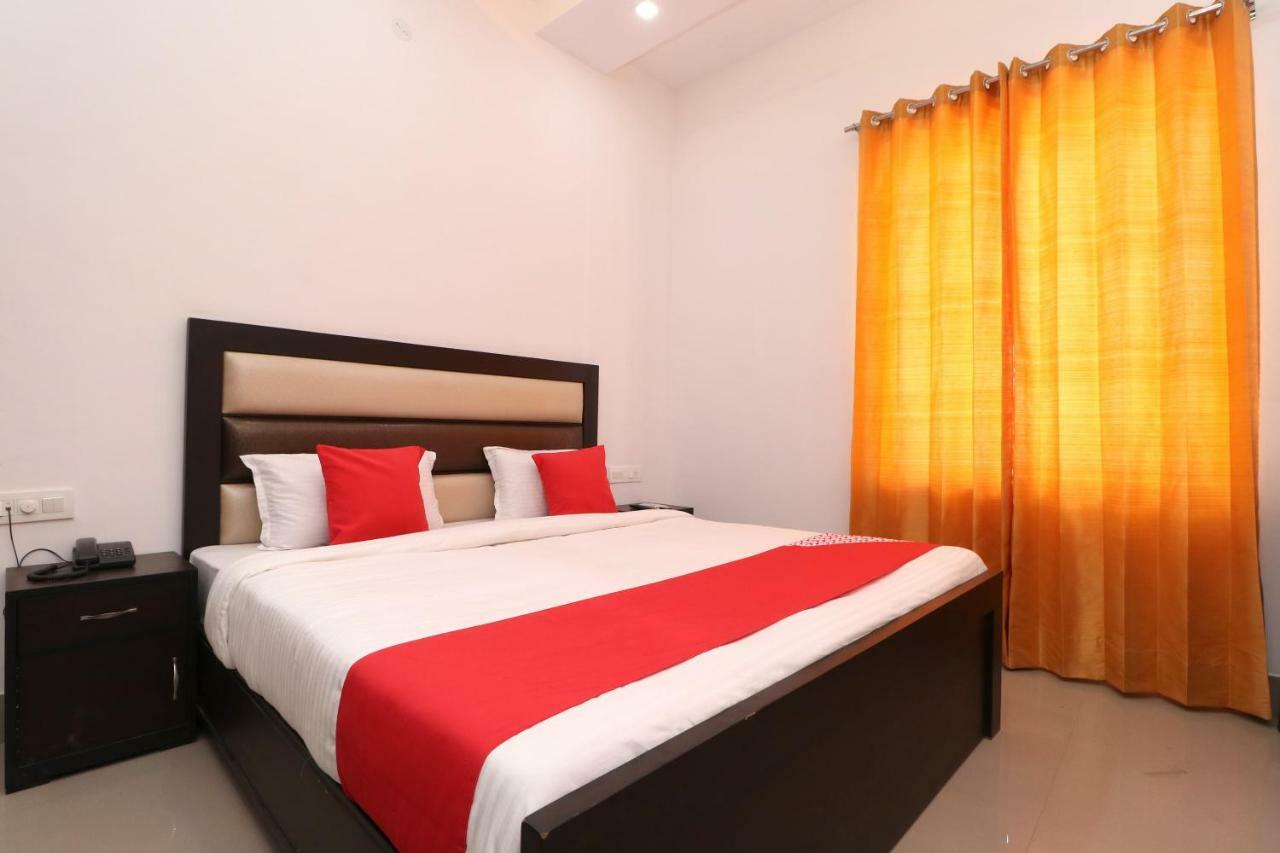 Oyo 23235 Hotel Roopmahal & Restaurant Amritsar Dış mekan fotoğraf